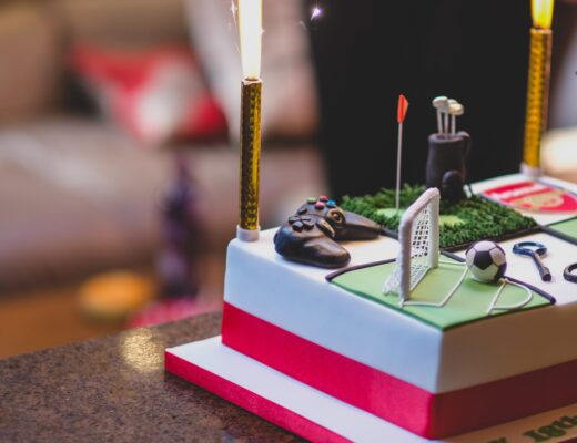 Tort urodzinowy w kształcie rzeczy, które lubi najbardziej młody chłopiec