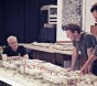 via facebook.com/zuck: (od lewej) architekt Frank Gehry i szef Facebooka Mark Zuckerberg. Trzeciego przystojniaka nie znamy 