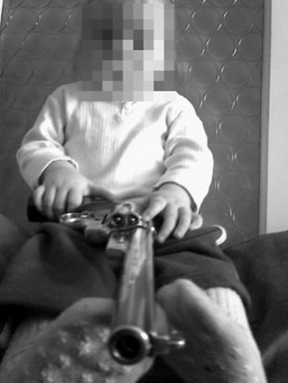 Źródło: allfacebook.com, kontrowersyjne zdjęcie dziewczynki z naładowaną bronią